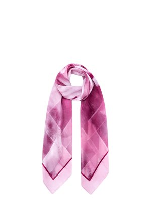Lunga sciarpa rettangolare rosa con motivo geometrico in varie tonalità di rosa, esposta piegata e drappeggiata su sfondo bianco.