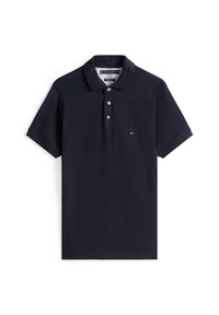 Tummansininen polo-paita, joka on valmistettu puuvillasta, jossa on kolme nappia ja pieni brodeerattu logo vasemmassa rinnassa. Lyhyet hihat.