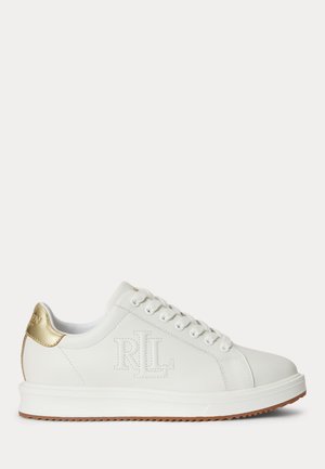 Hvit skinn-sneaker med gullfarget hældetalj, gummisåle, hvite lisser og preget "RL"-logo på siden.