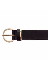 Cintura in pelle nera con una fibbia rotonda dorata e una banda decorativa dorata. La cintura presenta una texture liscia e un design classico.