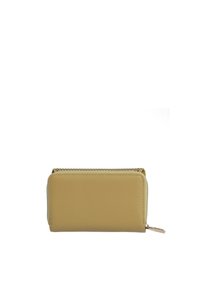 Billetera de cuero amarillo con una textura suave, forma rectangular y cierre de cremallera. Presenta un sutil pespunte alrededor de los bordes.