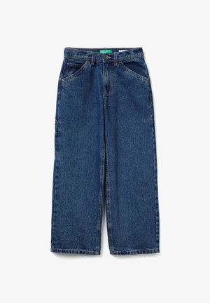 Blaue Denim-Jeans mit weitem Bein, vorderen und hinteren Taschen, Gürtelschlaufen und Knopfverschluss, flach auf einem weißen Hintergrund liegend.