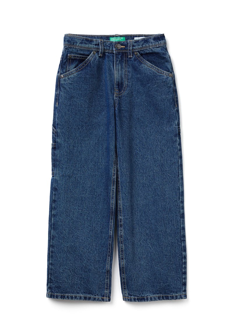 Modré džínové široké kalhoty s předními a zadními kapsami, poutečky na pásek a zapínáním na knoflík, položeny na bílém pozadí.