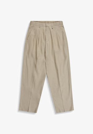 Pantaloni beige a vita alta con pieghe, tasche laterali, passanti per cintura e design a gamba affusolata.