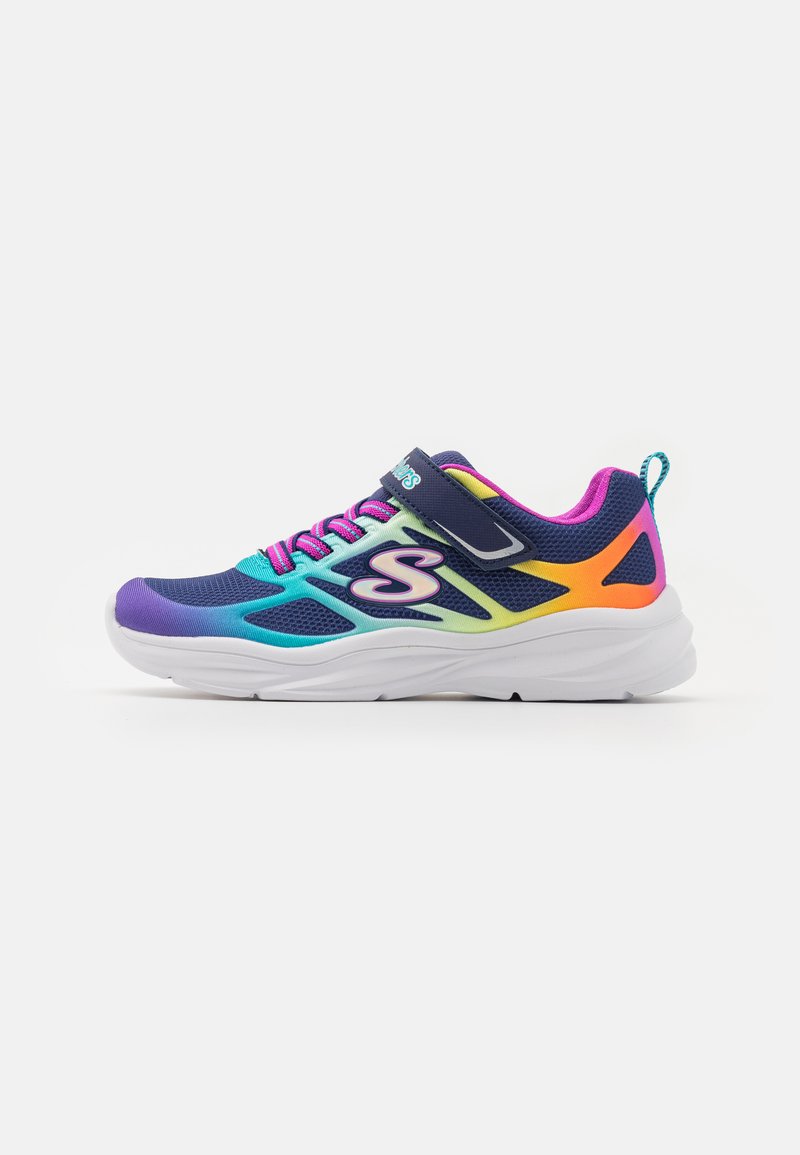 Chaussure de course avec un dessus en mesh violet, cyan et rose, dotée d'une sangle à crochet et boucle, d'une semelle blanche et d'accents multicolores sur le talon.