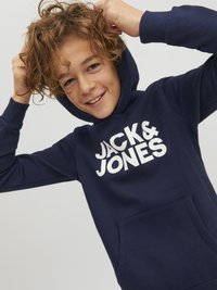 Felpa navy in cotone, con tasca frontale, polsini a coste e un grande logo bianco con la scritta "JACK & JONES" sul petto.