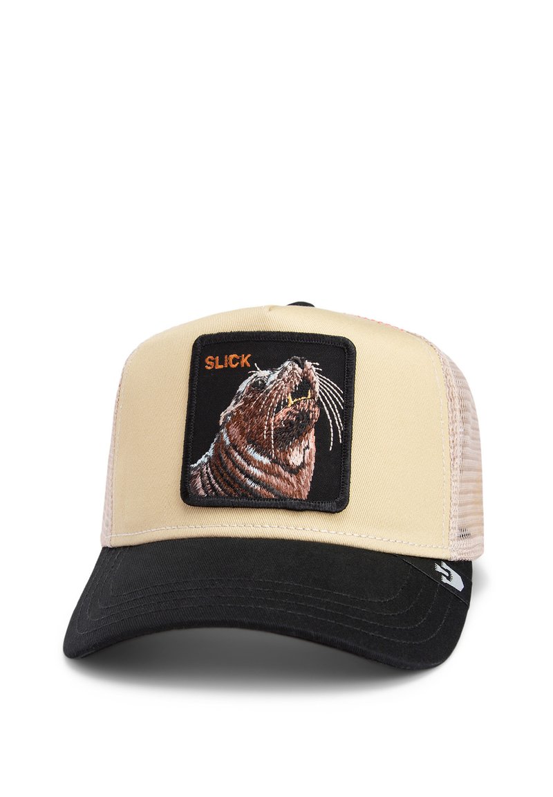 Cappello beige e nero con una toppa nera testurizzata che presenta un design di foca ricamato e il testo "SLICK". Retro in rete per traspirabilità.