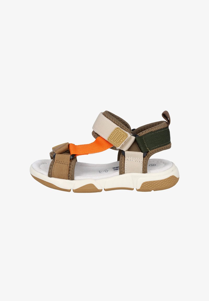 Sandalía marrón y verde con acentos naranjas, que cuenta con correas de tela, una suela acolchada y una suela exterior de goma texturizada. Cierres ajustables.