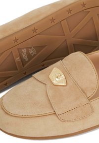 Beige suède loafers met een goudkleurige logoplaat, een ronde neus en een geprofileerde rubberen buitenzool met sterpatronen. Maat 37.
