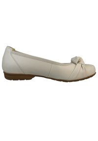 Weiße Leder-Balletschuhe mit einem geknoteten Akzent an der Spitze, Gummisohle und gesteppten Details entlang der Ränder. Flaches Design für Komfort.
