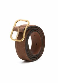 Brązowy skórzany pasek z złotą prostokątną klamrą, o gładkiej fakturze i zwiniętym wzorze. Posiada kilka dziur do regulacji.