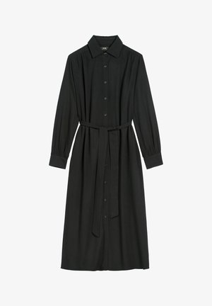 Czarna midi sukienka z długim rękawem i kołnierzykiem, zapinana na guziki z przodu, z marszczonymi ramionami i mankietami oraz dopasowanym pasem z tkaniny w talii.