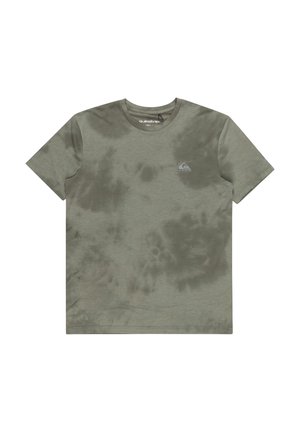 Olijfgroene tie-dye t-shirt van zachte katoen, met een ronde hals en een klein logo op de linkerkant van de borst. Korte mouwen en een relaxed fit.
