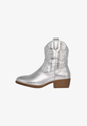 Silberne metallische Cowboystiefel mit spitzem Zehen, strukturiertem Obermaterial, dekorativer Stickerei und niedrigem Blockabsatz. Das Design verfügt über eine Lasche auf der Rückseite.