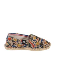 Chaussure à enfiler à motifs avec une tige en toile ornée de formes abstraites multicolores, une semelle en jute naturelle et des détails cousus.