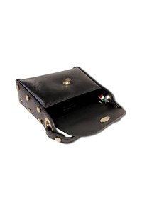 Kleine zwarte leren schoudertas met gouden studs en sluiting, open klep die de binnenkant en een klein Italiaans vlaggetje onthult.