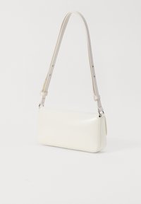 Λευκή δερμάτινη τσάντα ώμου με ρυθμιζόμενο λουρί, ορθογώνιο σχήμα, λεία υφή και ασημένια μεταλλικά στοιχεία.