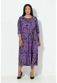 Violetti-musta kuvioitu makimekko, jossa on kolme neljänneksen hihaa ja pyöreä pääntie, mekossa on laskostettu kuviointi ja sileä kangaspinta.