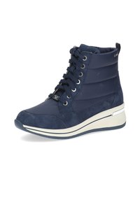 Sötétkék magas szárú sneaker velúrból és szintetikus anyagokból, párnázott oldalakkal, fehér részletekkel és fűzős záródással.