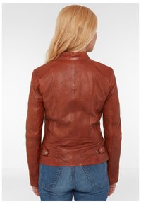 Braune Lederjacke mit figurbetontem Design, Schulternaht und Druckknöpfen an der Taille. Glatte Textur und strukturierte Silhouette.