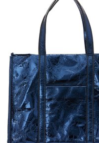 Sötétkék fényes bevásárlótáska texturált felülettel, két fogantyúval és egy első zsebből; téglalap alakú, sima szélekkel.