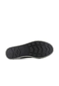 Semelle de chaussure en caoutchouc noir avec un motif texturé de bande de roulement, comportant des formes en zigzag et rectangulaires ; contours gris. Logo circulaire au centre.