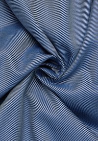 Textielstof met dunne, afwisselend blauwe en witte strepen, zachte textuur, met een glad oppervlak en kreukelige uitstraling.