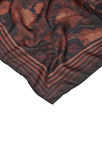 Foulard negro con patrones florales en tonos óxido y rojo oscuro, con un borde a rayas en tonos terrenales. Tejido ligero y transparente.