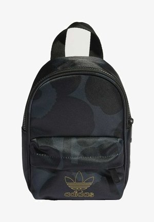 Černý batoh s texturovanou tkaninou a tmavým vzorem, s kapsou na zip na přední straně a zlatým logem ve spodní části.