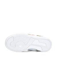 Sole bianca in gomma di una sneaker con motivo testurizzato. Presenta un dettaglio di presa circolare e un design elegante con accenti di colore minimi.