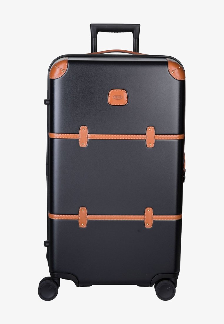 Valigia nera con dettagli in pelle marrone, multiple cinghie, maniglia robusta e quattro ruote per una facile mobilità. Design rigido e liscio.