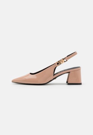 Slingback-High Heel mit spitz zulaufender Kappe aus glänzendem nudefarbenem Lackleder, mit einem mittelhohen Blockabsatz und goldfarbener Hardware-Applikation am Riemen.