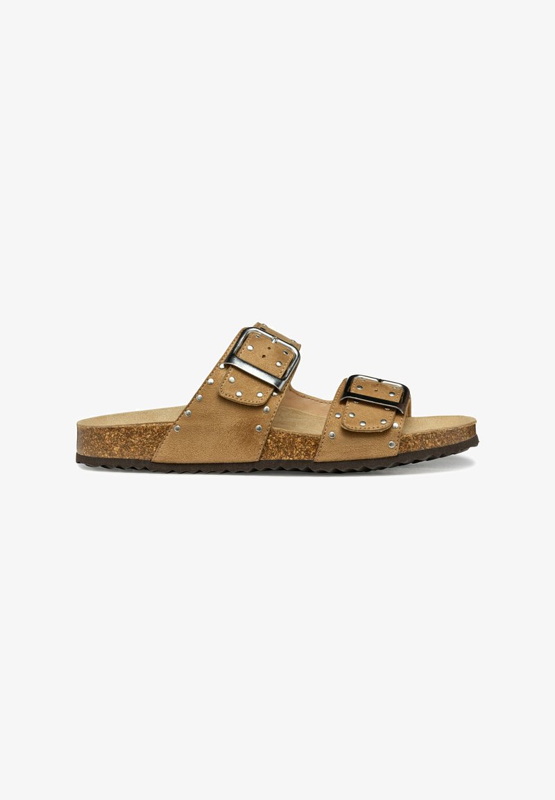 Bruine leren slide-sandalen met twee verstelbare gespen en studded accenten. Kurken voetbed op een rubberen zool met textuur.