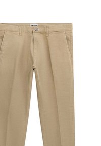 Pantaloni beige in cotone con taglio dritto. Presentano una chiusura con bottone, due tasche laterali e una trama semplice e liscia.