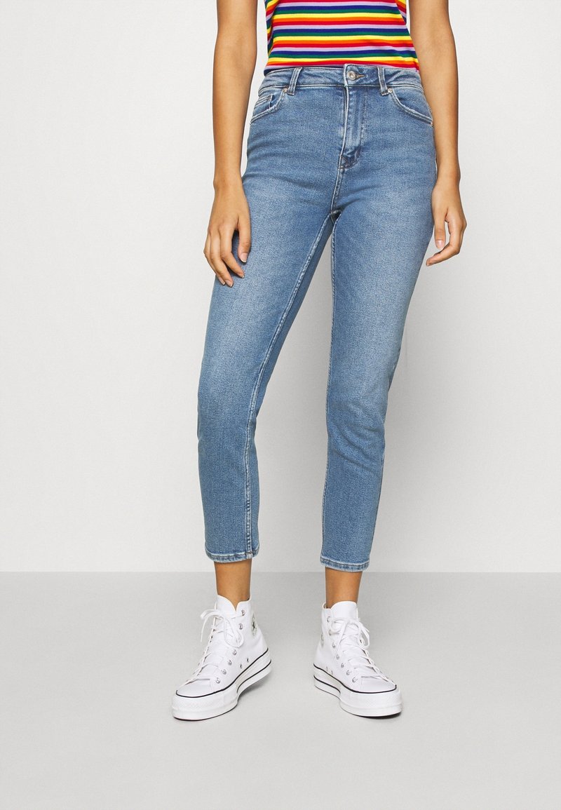 Ljusblå denimjeans med slim fit och cropped längd, med framfickor och en klassisk midja. Tillsammans med vita hög-topp sneakers.