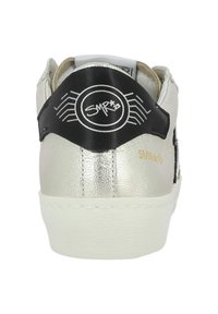 Baskets synthétiques argentées avec semelle blanche. Le contrefort noir présente un logo et un design blancs. Fini texturé sur le matériau.