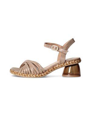 Sandalo beige in pelle scamosciata con punta aperta, cinturino con fibbia alla caviglia, suola intermedia in juta intrecciata e tacco a blocco trasparente, vista laterale su sfondo bianco.