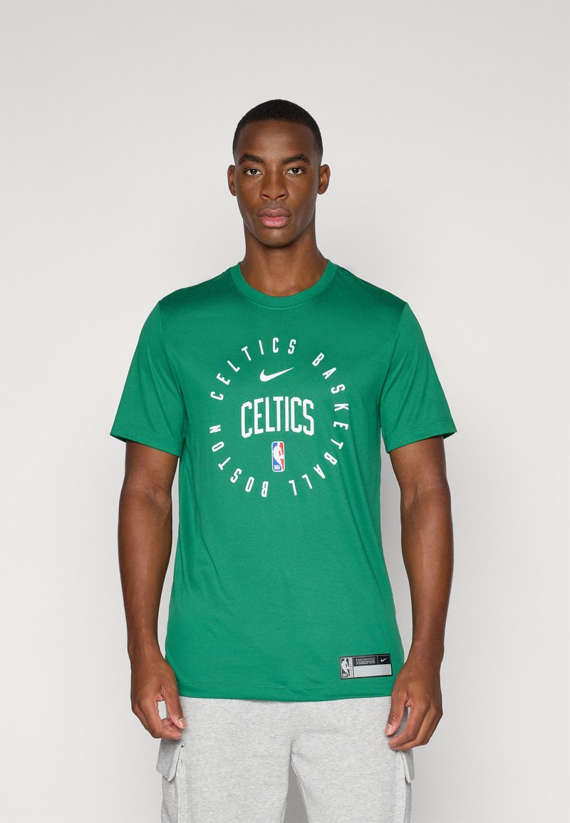 Camiseta verde de manga corta hecha de algodón. Presenta el logo de los Boston Celtics de la NBA y texto en blanco. Incluye la marca Nike. Corte estándar.