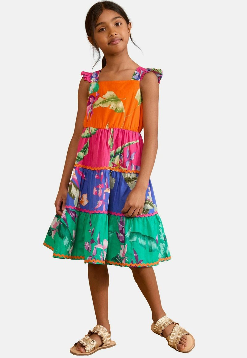 Rochie colorată, cu volane, prezentând modele florale în nuanțe de portocaliu, roz, albastru și verde. Bretele cu volane și detalii de finisare contrastante.