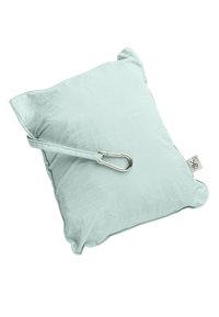 Lichtblauwe kussen met een gestructureerd oppervlak, voorzien van een zijstrap en metalen karabijnhaak voor bevestiging. Vierkante vorm met afgeronde hoeken.