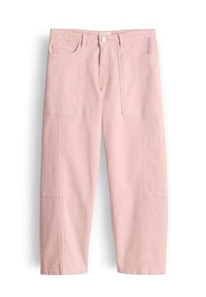 Pantalon droit rose clair avec grandes poches plaquées à l'avant, passants pour ceinture, et fermeture avant par bouton et zip.