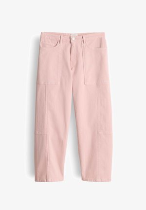 Pantaloni rosa chiaro a gamba dritta con grandi tasche applicate frontali, passanti per cintura e chiusura frontale con bottone e zip.