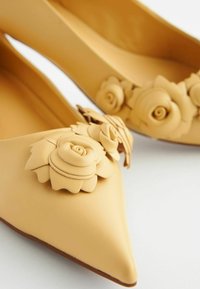 Next FOREVER COMFORT CORSAGE KITTEN COURT- REGULAR FIT - Ballerinasko - yellow