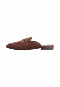 Scarpe in suede marrone a pantofola con punta affilata, tacco piatto e una fascia decorativa sulla parte superiore. Texture liscia e design minimalista.