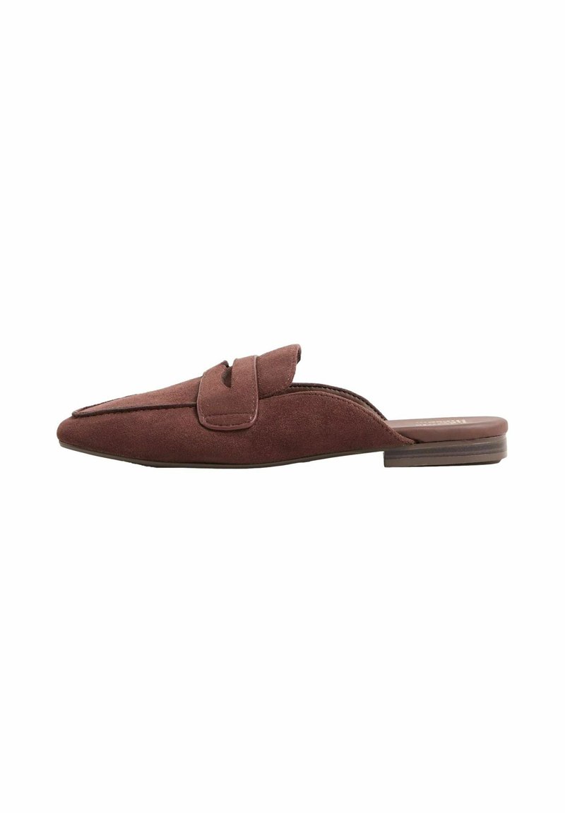 Scarpe in suede marrone a pantofola con punta affilata, tacco piatto e una fascia decorativa sulla parte superiore. Texture liscia e design minimalista.