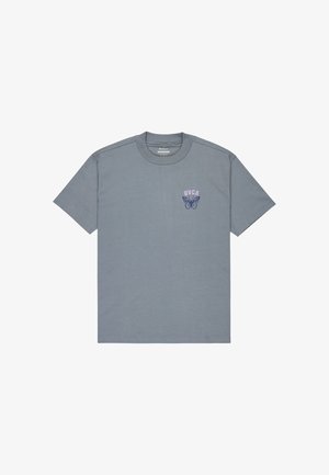 T-shirt in cotone grigio con maniche corte, colletto rotondo e una grafica di farfalla viola con il testo "RVCA" sul lato sinistro del petto.