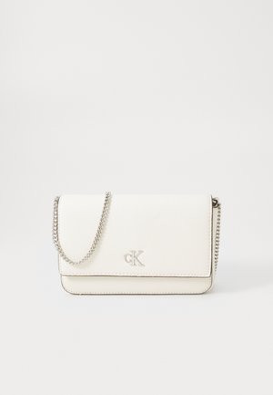 Bolso bandolera blanco de Calvin Klein con correa de cadena plateada y logo cK en la solapa frontal, sobre fondo blanco liso.