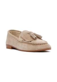 Mocassino in suede beige con punta rotonda, frange decorative e dettagli cuciti sulla parte superiore. Tacco basso e piatto con suola color tan.