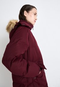 Tommy Jeans MIDI ALASKA - Dunkåpe / -frakk - deep rouge