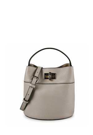 Bolso de cuero gris con forma estructurada, asa superior, correa de hombro ajustable y cierre rectangular dorado de giro.